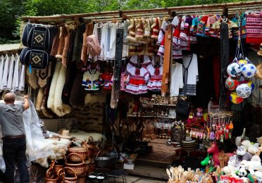 Kolorowe stoiska jarmarczne z regionalnym rękodziełem i produktami lokalnymi w Krościenku nad Dunajcem