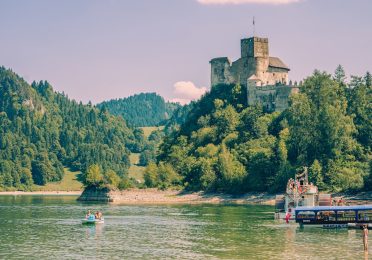 Jezioro Czorsztyńskie z zamkiem Niedzica w tle – miejsce startu Tatraman Triathlon 2026