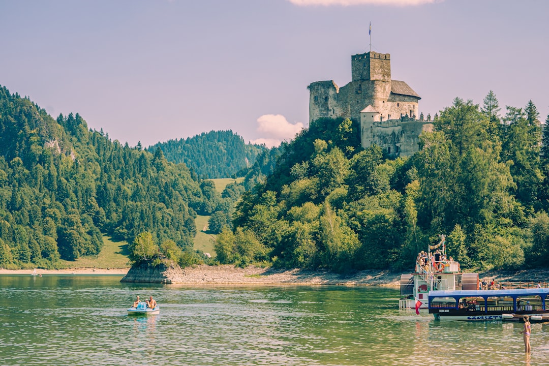 Jezioro Czorsztyńskie z zamkiem Niedzica w tle – miejsce startu Tatraman Triathlon 2026